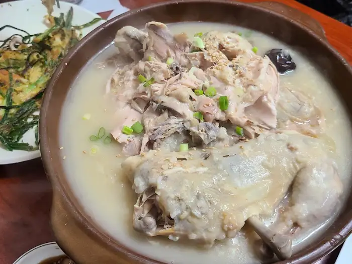 진한 국물의 닭백숙