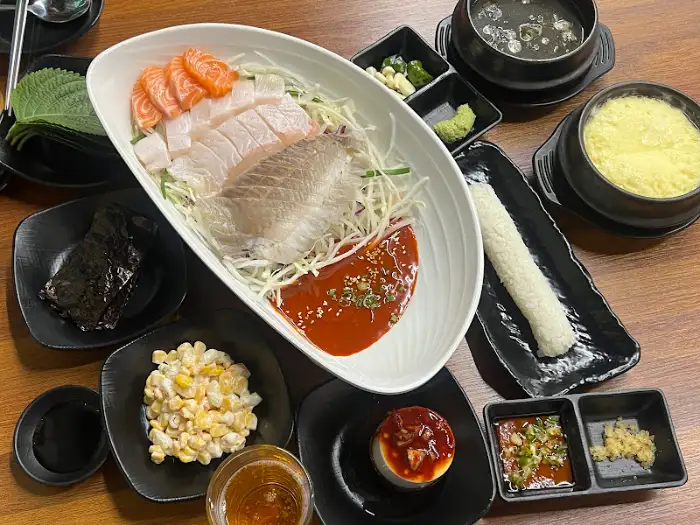 슈퍼막회 한 상차림. 메인 회 접시와 함께 다양한 곁들임 찬과 밥, 국 등이 나온 모습