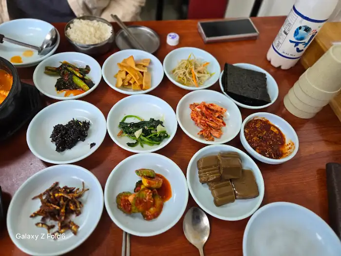 다양한 밑반찬과 메인 메뉴가 놓인 상차림