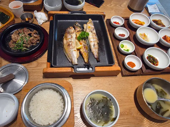 생선구이와 반찬