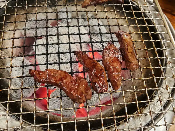 숯불에 노릇하게 구워지는 갈비살
