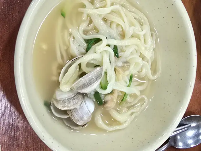 동죽조개가 들어있는 칼국수 그릇