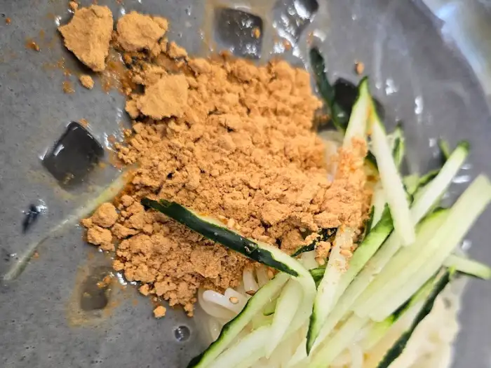 콩국수 고명과 콩가루