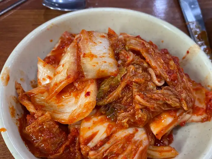 신선하고 먹음직스러운 붉은 겉절이 김치