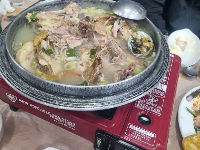 김이 모락모락 나는 오리백숙 냄비