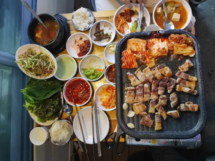 철판에 구워 먹는 삼겹살과 김치