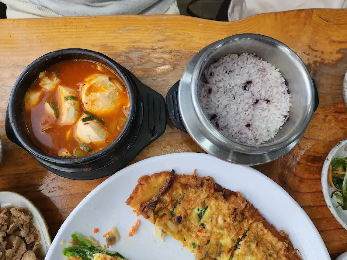 솥밥과 순두부찌개