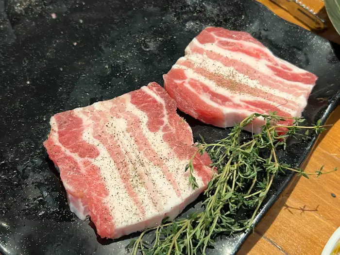신선한 흑돼지 삼겹살