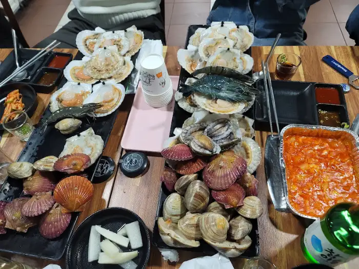 다양한 조개와 새우, 전복 등이 푸짐하게 차려진 상차림