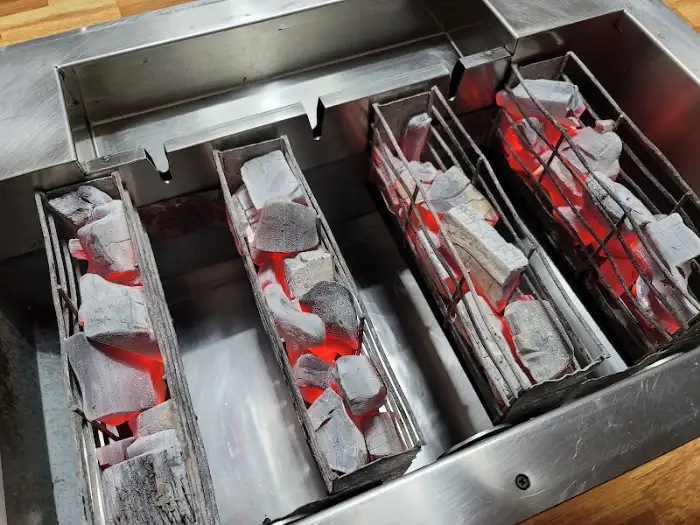 자동 회전하며 익어가는 오리고기 꼬치와 숯불