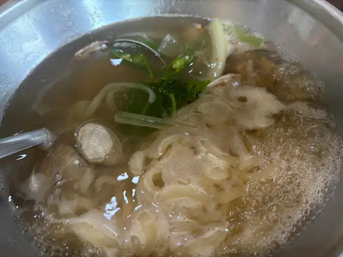 바지락칼국수 국물의 클로즈업 샷
