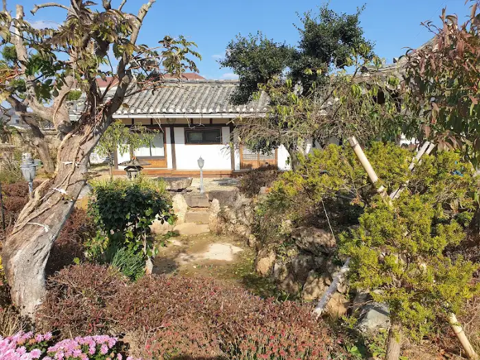 전통 가옥 주변의 정원 풍경