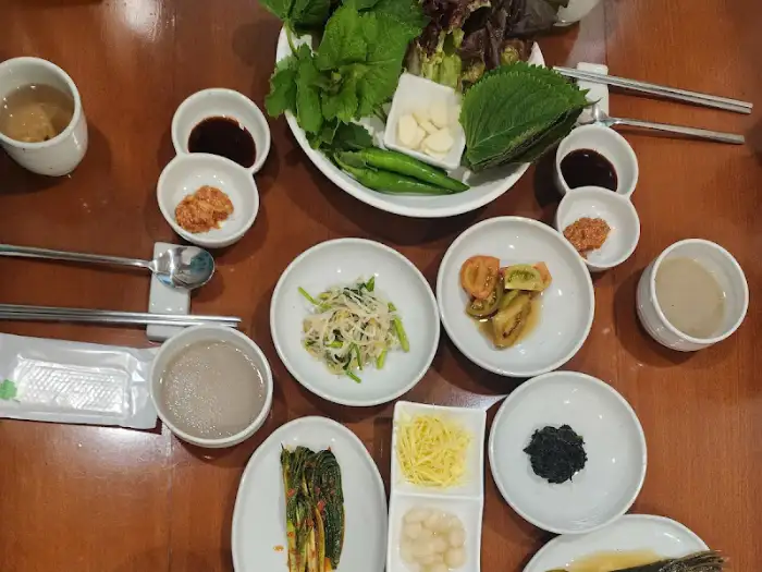 다양한 밑반찬과 쌈 채소
