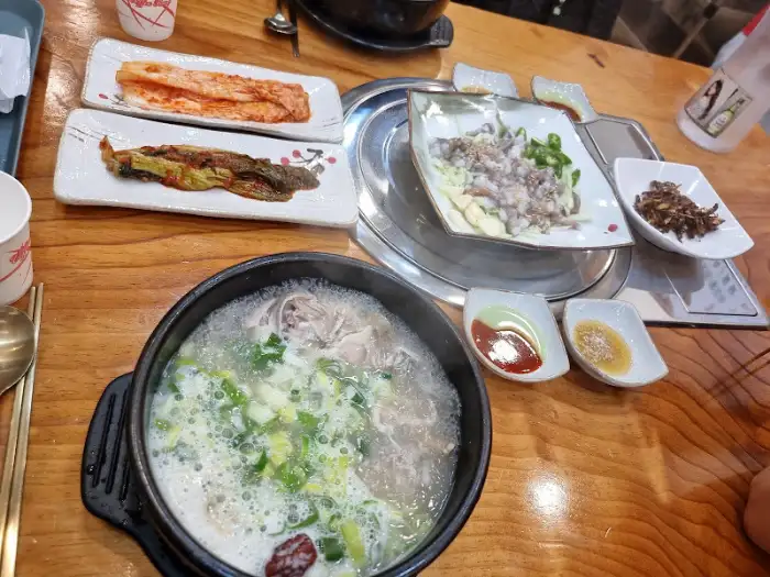 정갈하게 차려진 한상