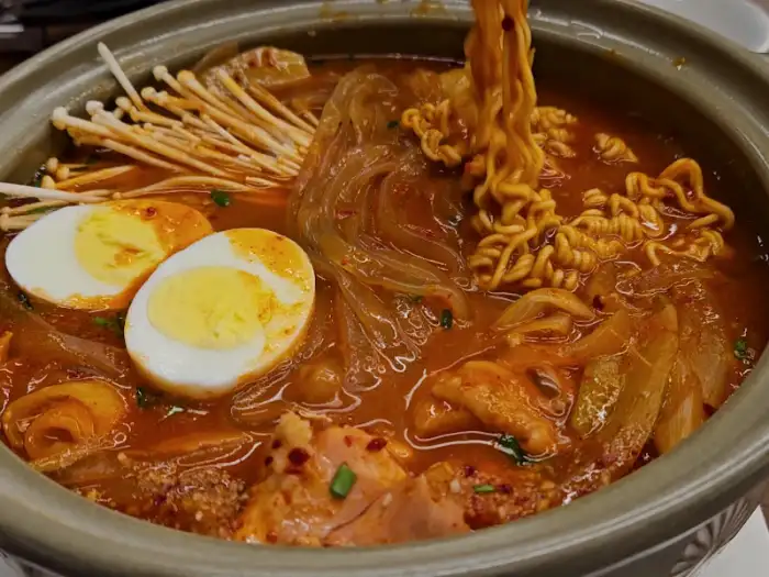 면발을 건져 올리는 모습
