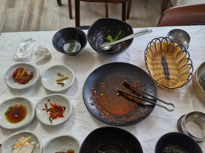 식사가 끝난 후의 테이블 모습