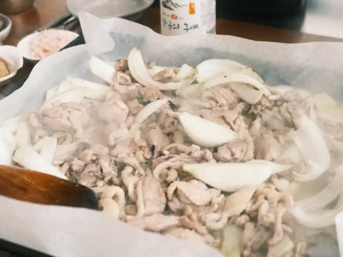 갓 조리되기 시작하는 오리고기