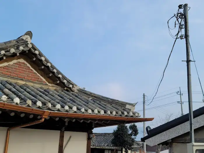 전통 가옥 지붕과 전봇대