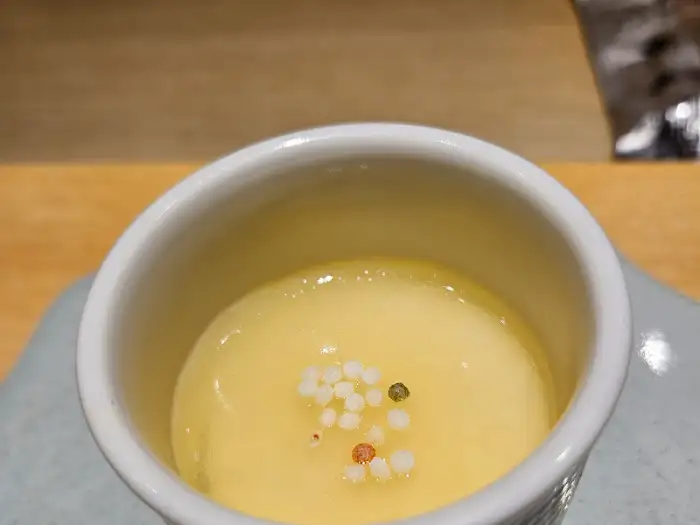 알갱이가 올라간 젤리 형태의 차완무시
