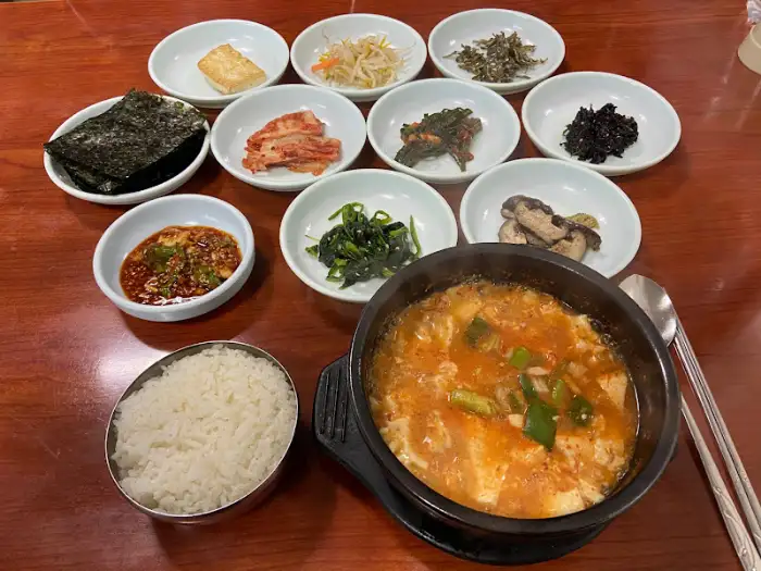 청국장과 밥, 그리고 여러가지 밑반찬이 차려진 밥상