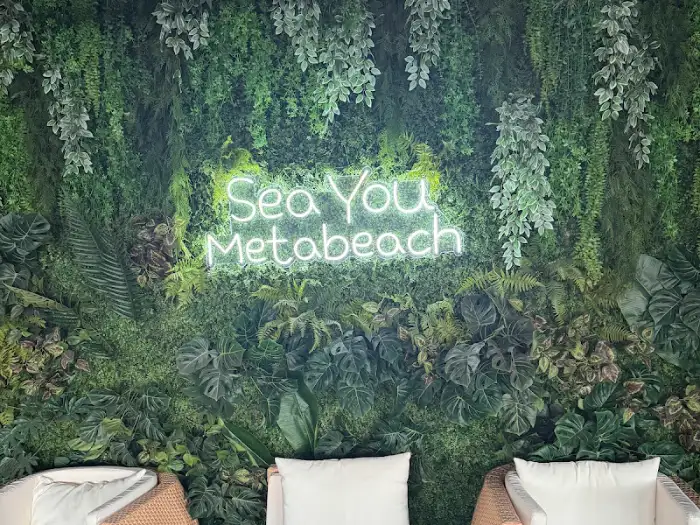 네온사인 'Sea You Metabech'