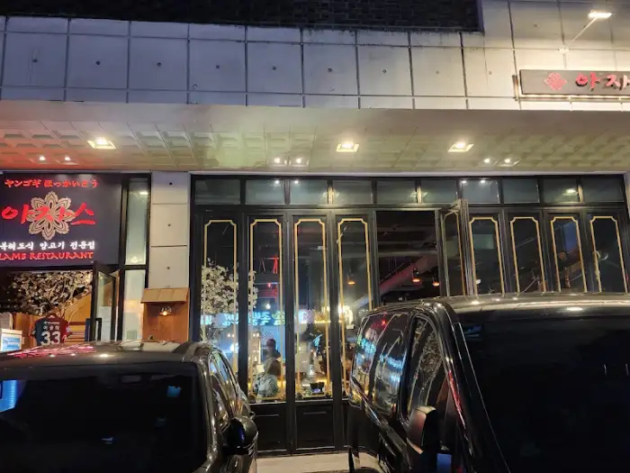 가게 외부와 주차 공간