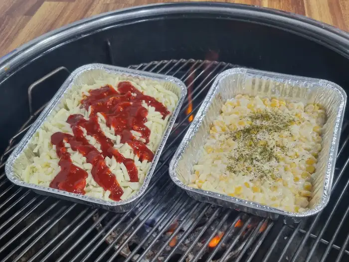 치즈가 뿌려진 감자 그라탕과 옥수수 콘치즈