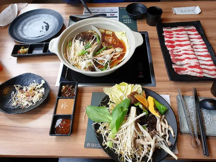 테이블 가득 차려진 샤브샤브 한 상
