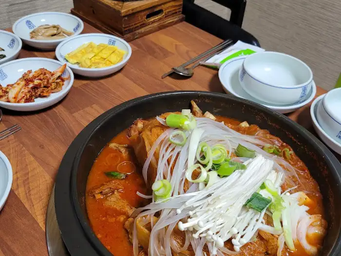 등갈비김치찌개와 곁들임