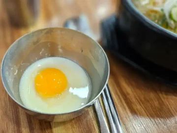 서울 명동 콩나물국밥 전문점, 시원한 국물과 푸짐한 계란말이
