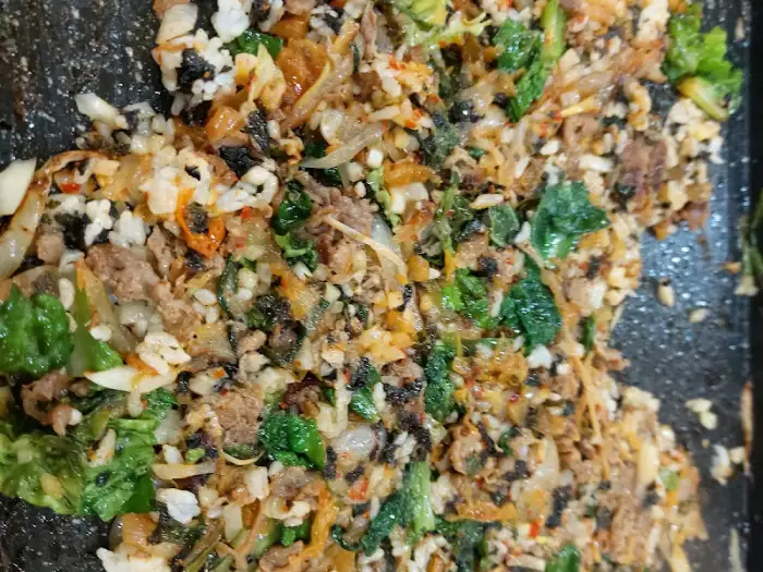 철판 위에서 맛있게 익어가는 오리불고기와 볶음밥