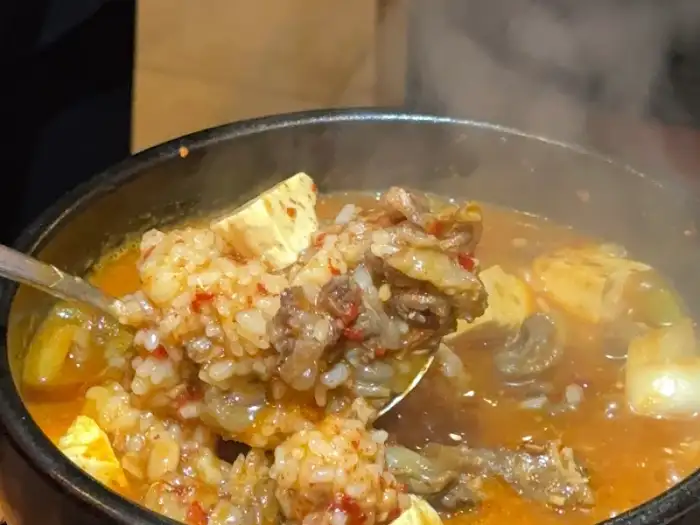 잘 구워진 고기 한 점