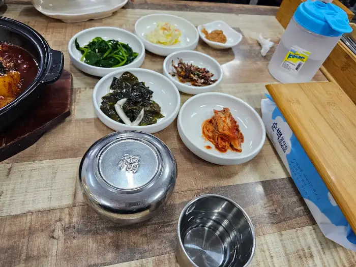 테이블에 놓인 갈치조림과 밑반찬