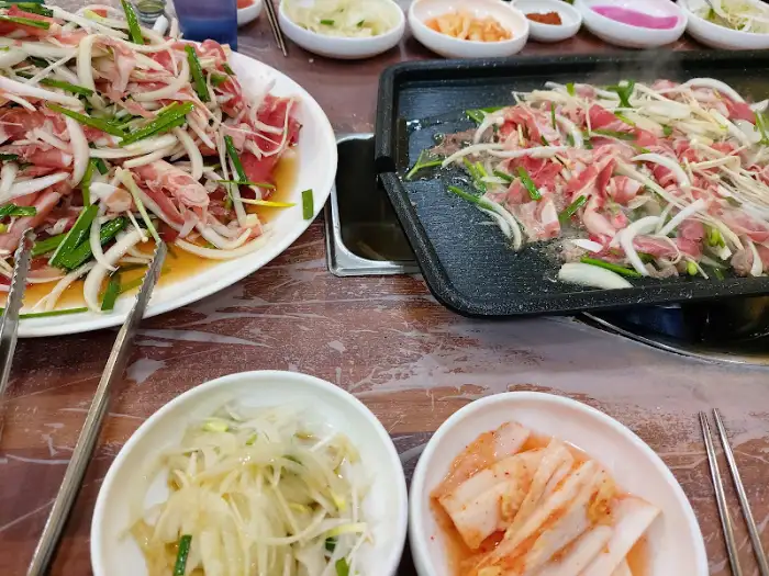 테이블에 차려진 오리 불고기와 곁들임 반찬들