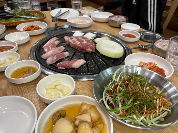다양한 반찬과 함께 즐기는 삼겹살