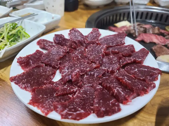접시에 담긴 푸짐한 고기