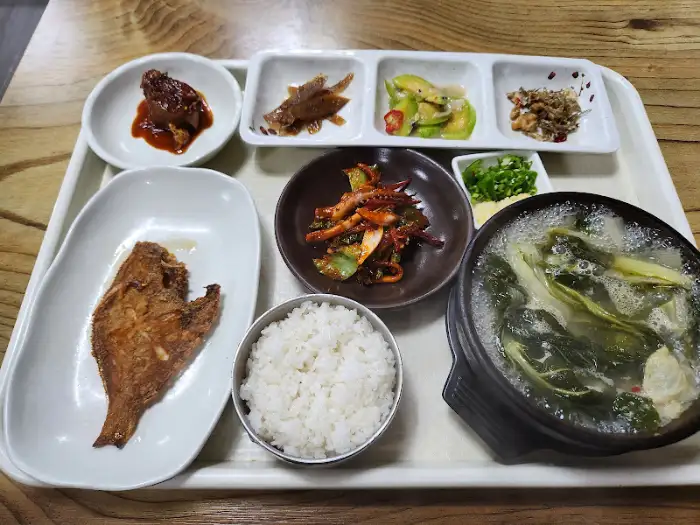 추어탕과 가자미 구이, 오징어 무침 등