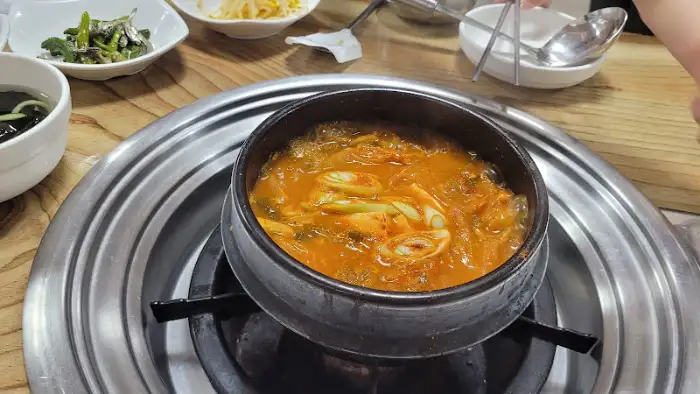 얼큰해 보이는 김치찌개