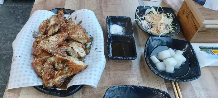 테이블에 차려진 다양한 치킨 요리와 곁들임 메뉴