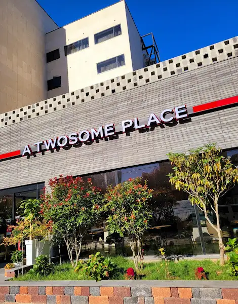 건물 외관에 새겨진 'ATWESOME PLACE' 간판