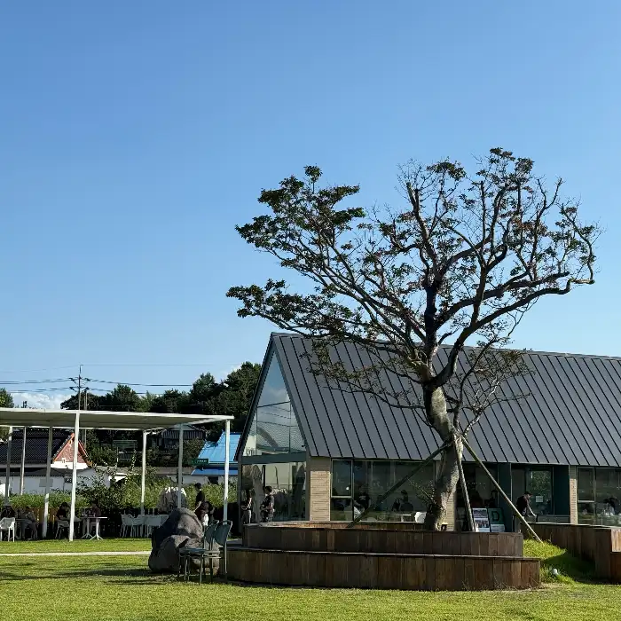 영필드 야외 전경과 건물
