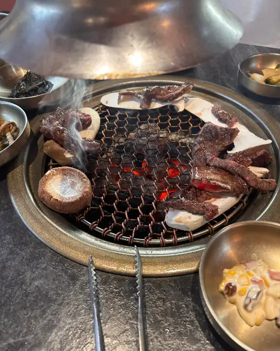 창가 자리에서 보이는 한옥 뷰