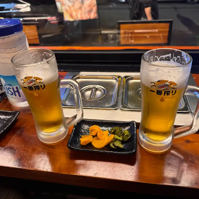생맥주 두 잔과 기본 안주