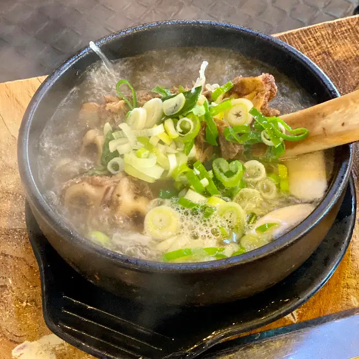 다채로운 채소와 신선한 육회가 밥 위에 듬뿍 올라간 육회비빔밥