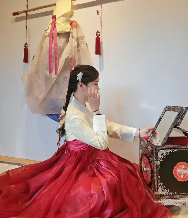 한복을 입고 거울을 보는 여성