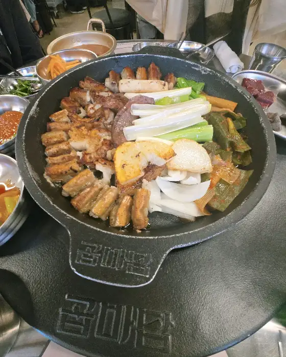 잘 구워진 곱창과 각종 채소들, 감자까지 조화로운 모습