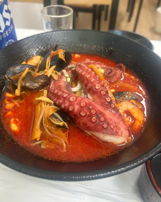 싱싱한 해산물이 가득 담긴 해물짬뽕 클로즈업