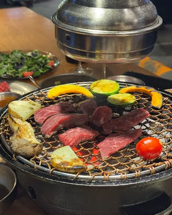 다양한 부위의 소고기와 구운 야채