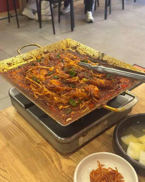 철판 위에서 볶아지는 복불고기와 볶음밥