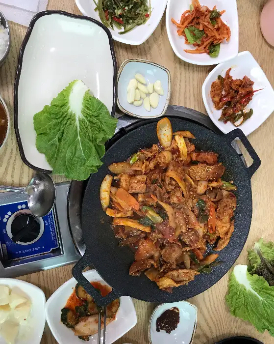 테이블 위 푸짐한 쭈꾸미 삼겹살 한 상